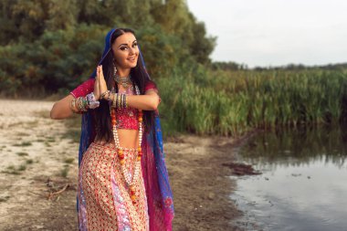 Hint tarzı giyinmiş esmer bir kadın.