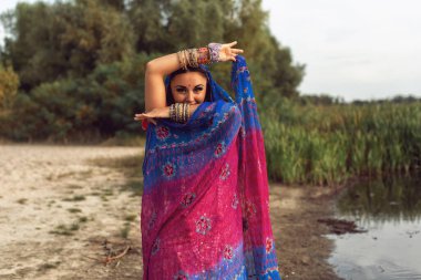 Hint tarzı giyinmiş esmer bir kadın.