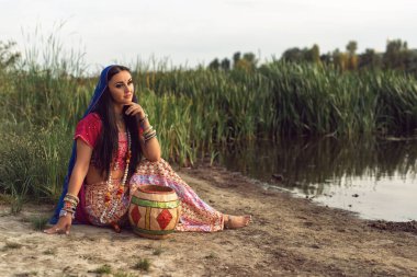 Hint tarzı giyinmiş esmer bir kadın.