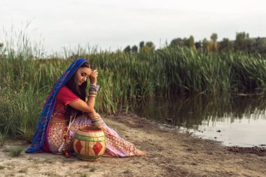 Hint tarzı giyinmiş esmer bir kadın.