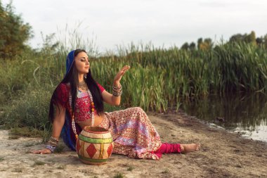 Hint tarzı giyinmiş esmer bir kadın.