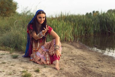 Hint tarzı giyinmiş esmer bir kadın.