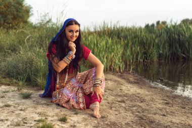 Hint tarzı giyinmiş esmer bir kadın.