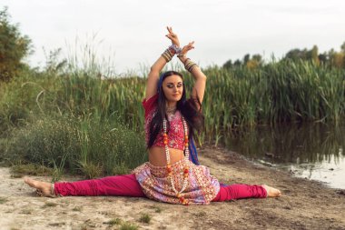 Hint tarzı giyinmiş esmer bir kadın.