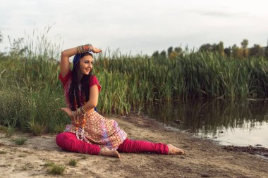 Hint tarzı giyinmiş esmer bir kadın.