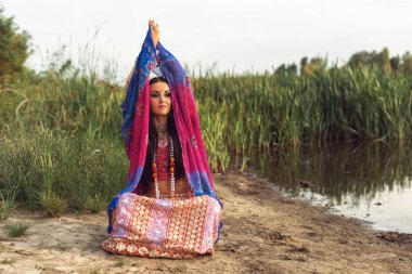 Hint tarzı giyinmiş esmer bir kadın.