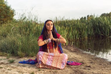 Hint tarzı giyinmiş esmer bir kadın.