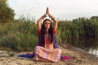 Hint tarzı giyinmiş esmer bir kadın.