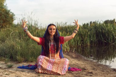 Hint tarzı giyinmiş esmer bir kadın.