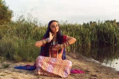 Hint tarzı giyinmiş esmer bir kadın.