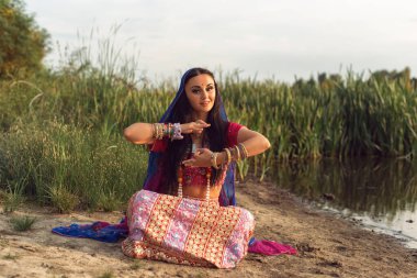 Hint tarzı giyinmiş esmer bir kadın.