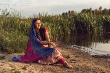 Hint tarzı giyinmiş esmer bir kadın.