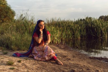 Hint tarzı giyinmiş esmer bir kadın.