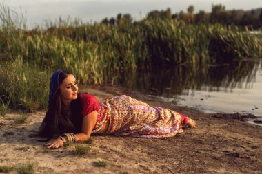 Hint tarzı giyinmiş esmer bir kadın.