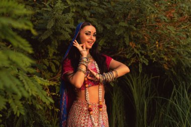 Hint tarzı giyinmiş esmer bir kadın.