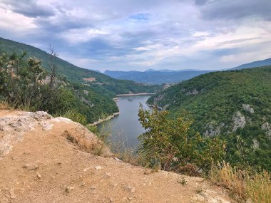 Vrbas Nehri 'nin Vrbas Kanyonu, Jajce ve Banjaluka, Bosna-Hersek arasında. Bocac yapay gölü, Manjaca ve Knezevo kasabalarındaki Cemernica dağları arasındaki Vrbas nehrinin kanyonu......