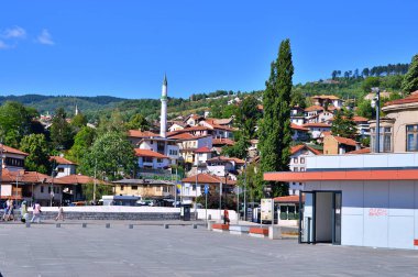Yaz boyunca Trebeviç Dağı 'ndan Saraybosna' nın panoramik manzarası. Avrupa 'ya seyahat ....
