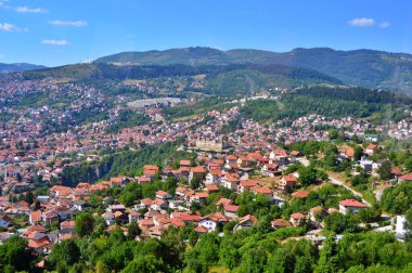 Yaz boyunca Trebeviç Dağı 'ndan Saraybosna' nın panoramik manzarası. Avrupa 'ya seyahat ....