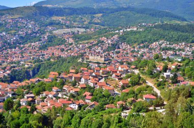 Yaz boyunca Trebeviç Dağı 'ndan Saraybosna' nın panoramik manzarası. Avrupa 'ya seyahat ....