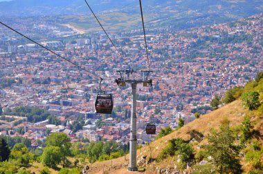 Yaz boyunca, Saraybosna 'nın merkezinden Bosna-Hersek' teki Trebeviç Dağı 'na kablo çekilecek