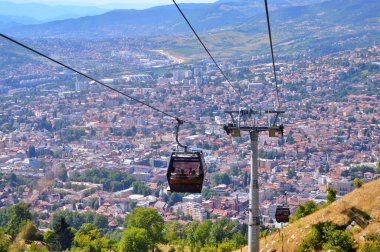 Yaz boyunca, Saraybosna 'nın merkezinden Bosna-Hersek' teki Trebeviç Dağı 'na kablo çekilecek