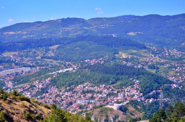 Yaz boyunca Trebeviç Dağı 'ndan Saraybosna' nın panoramik manzarası. Avrupa 'ya seyahat ....