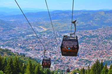 Yaz boyunca, Saraybosna 'nın merkezinden Bosna-Hersek' teki Trebeviç Dağı 'na kablo çekilecek