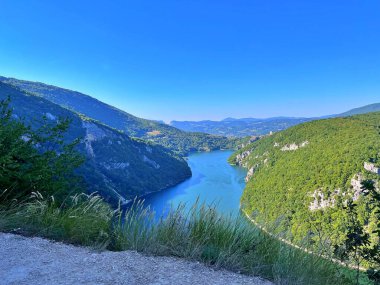 Banja Luka, Knezevo, Jajce ve Mrkonjic Grad kasabalarındaki Manjaca ve Cemernica dağları arasındaki Vrbas nehrinin kanyonundaki Bocac yapay gölü