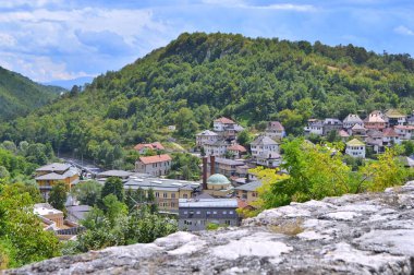 Tatilde eski kaleden Travnik 'e panoramik manzara, Bosna-Hersek' te Travnik