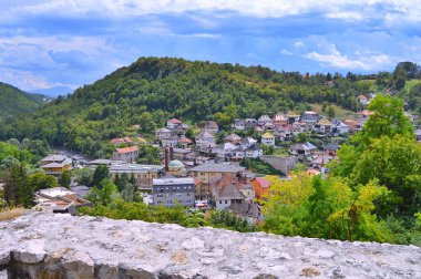 Tatilde eski kaleden Travnik 'e panoramik manzara, Bosna-Hersek' te Travnik