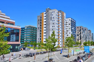  Aarhus Limanı 'nda yeni modern mimari. Binanın adı Buzdağı. Yaz boyunca İskandinavya 'ya seyahat, Danimarka' da Aarhus.