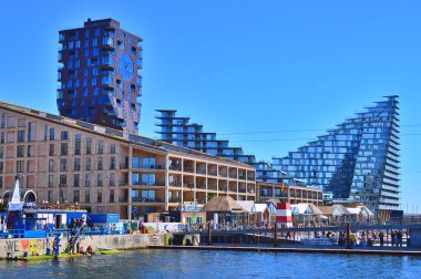  Aarhus Limanı 'nda yeni modern mimari. Binanın adı Buzdağı. Yaz boyunca İskandinavya 'ya seyahat, Danimarka' da Aarhus.