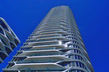  Aarhus Limanı 'nda yeni modern mimari. Binanın adı Buzdağı. Yaz boyunca İskandinavya 'ya seyahat, Danimarka' da Aarhus.