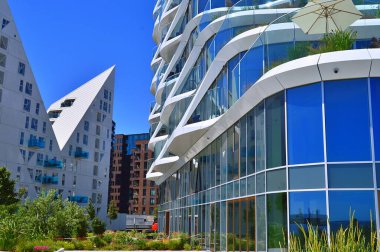  Aarhus Limanı 'nda yeni modern mimari. Binanın adı Buzdağı. Yaz boyunca İskandinavya 'ya seyahat, Danimarka' da Aarhus.