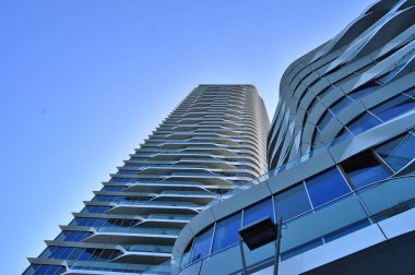  Aarhus Limanı 'nda yeni modern mimari. Binanın adı Buzdağı. Yaz boyunca İskandinavya 'ya seyahat, Danimarka' da Aarhus.