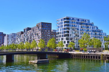  Aarhus Limanı 'nda yeni modern mimari. Binanın adı Buzdağı. Yaz boyunca İskandinavya 'ya seyahat, Danimarka' da Aarhus.