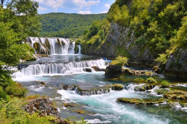 Bosna-Hersek 'in Una nehrinde Şelale Strbacki buk. Yazın Bihac yakınlarında Strbacki buk. Doğa arkaplanı