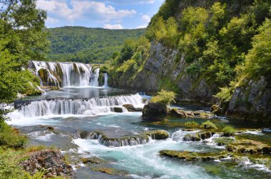 Bosna-Hersek 'in Una nehrinde Şelale Strbacki buk. Yazın Bihac yakınlarında Strbacki buk. Doğa arkaplanı