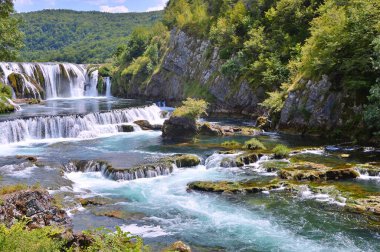 Bosna-Hersek 'in Una nehrinde Şelale Strbacki buk. Yazın Bihac yakınlarında Strbacki buk. Doğa arkaplanı