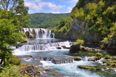 Bosna-Hersek 'in Una nehrinde Şelale Strbacki buk. Yazın Bihac yakınlarında Strbacki buk. Doğa arkaplanı