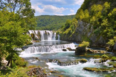 Bosna-Hersek 'in Una nehrinde Şelale Strbacki buk. Yazın Bihac yakınlarında Strbacki buk. Doğa arkaplanı