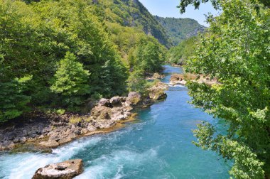 Bosna-Hersek 'in Una nehrinde Şelale Strbacki buk. Yazın Bihac yakınlarında Strbacki buk. Doğa arkaplanı