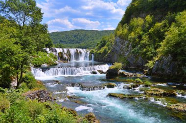 Bosna-Hersek 'in Una nehrinde Şelale Strbacki buk. Yazın Bihac yakınlarında Strbacki buk. Doğa arkaplanı