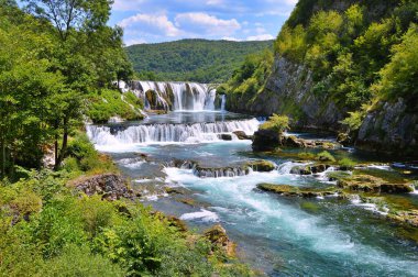 Bosna-Hersek 'in Una nehrinde Şelale Strbacki buk. Yazın Bihac yakınlarında Strbacki buk. Doğa arkaplanı