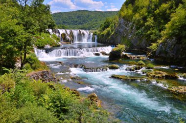 Bosna-Hersek 'in Una nehrinde Şelale Strbacki buk. Yazın Bihac yakınlarında Strbacki buk. Doğa arkaplanı