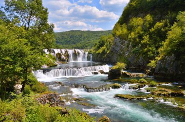 Bosna-Hersek 'in Una nehrinde Şelale Strbacki buk. Yazın Bihac yakınlarında Strbacki buk. Doğa arkaplanı