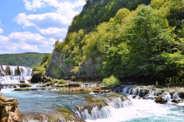 Bosna-Hersek 'in Una nehrinde Şelale Strbacki buk. Yazın Bihac yakınlarında Strbacki buk. Doğa arkaplanı