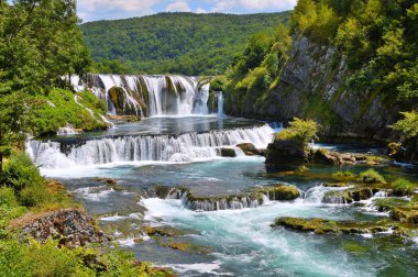 Bosna-Hersek 'in Una nehrinde Şelale Strbacki buk. Yazın Bihac yakınlarında Strbacki buk. Doğa arkaplanı