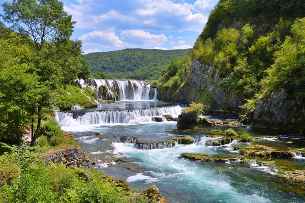 Bosna-Hersek 'in Una nehrinde Şelale Strbacki buk. Yazın Bihac yakınlarında Strbacki buk. Doğa arkaplanı