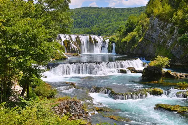 Bosna-Hersek 'in Una nehrinde Şelale Strbacki buk. Yazın Bihac yakınlarında Strbacki buk. Doğa arkaplanı